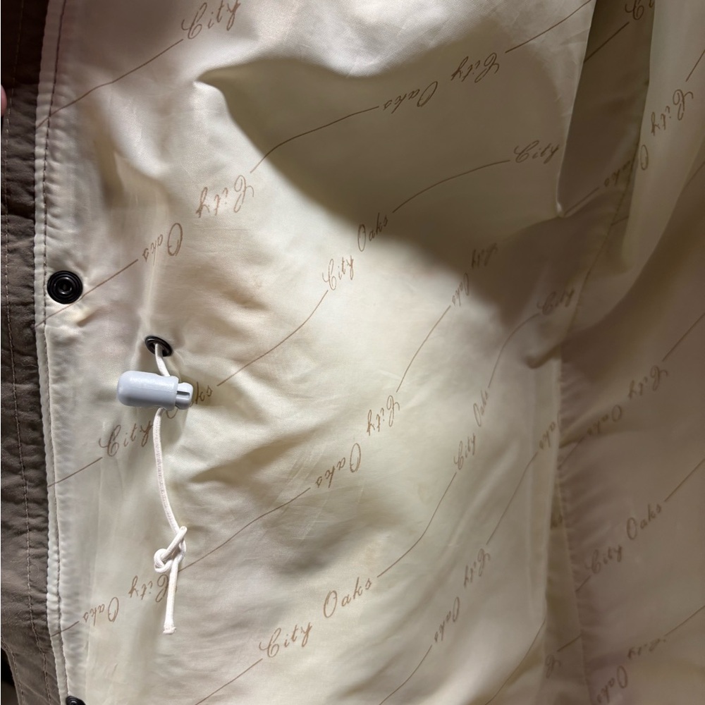 Men's City Oaks Brand Gortex Field jacket with packup hood. Size Large. - Picture 4 of 4